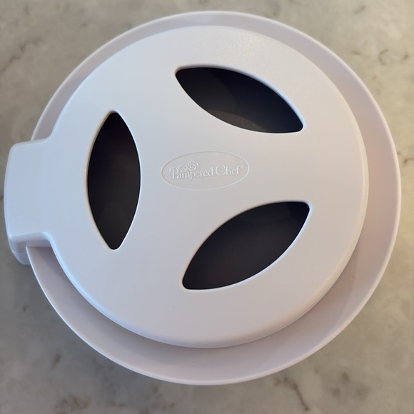 Pampered Chef Close & Cut - Picture 2 of 3